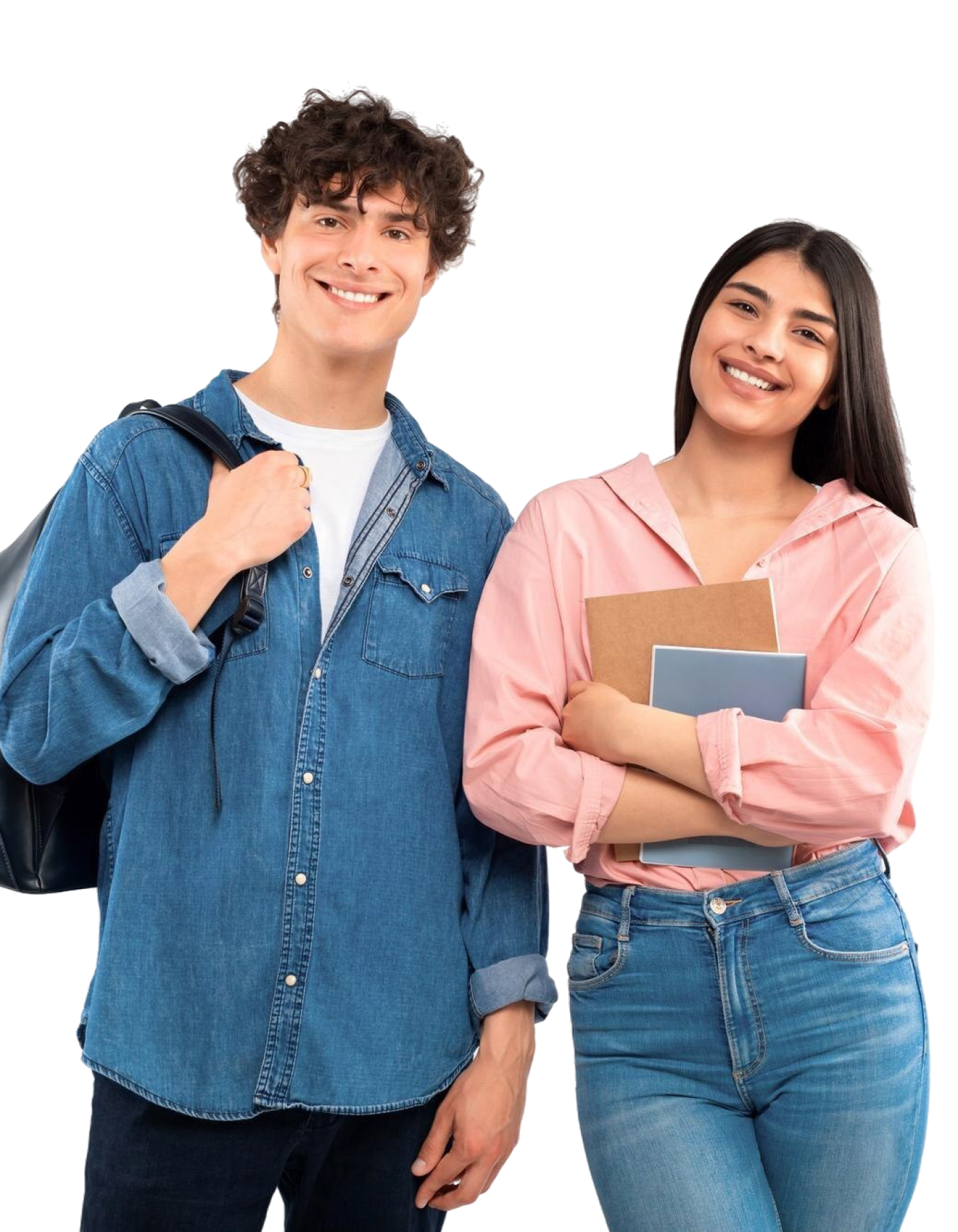 novio-novia-posando-mochila-libros-texto-fondo-blanco